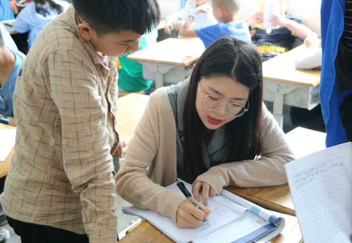 形容老师用谆谆教导还是谆谆教诲